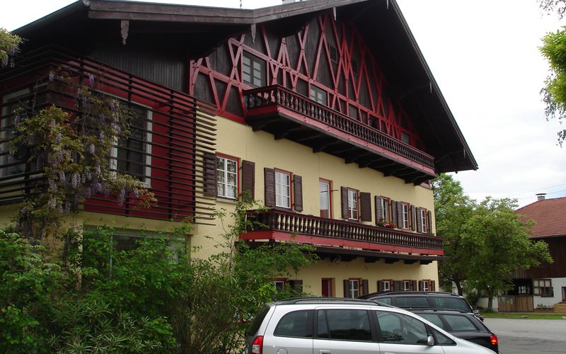 Gasthaus Ostermünchen, Anstrich Fassade und Holzteile